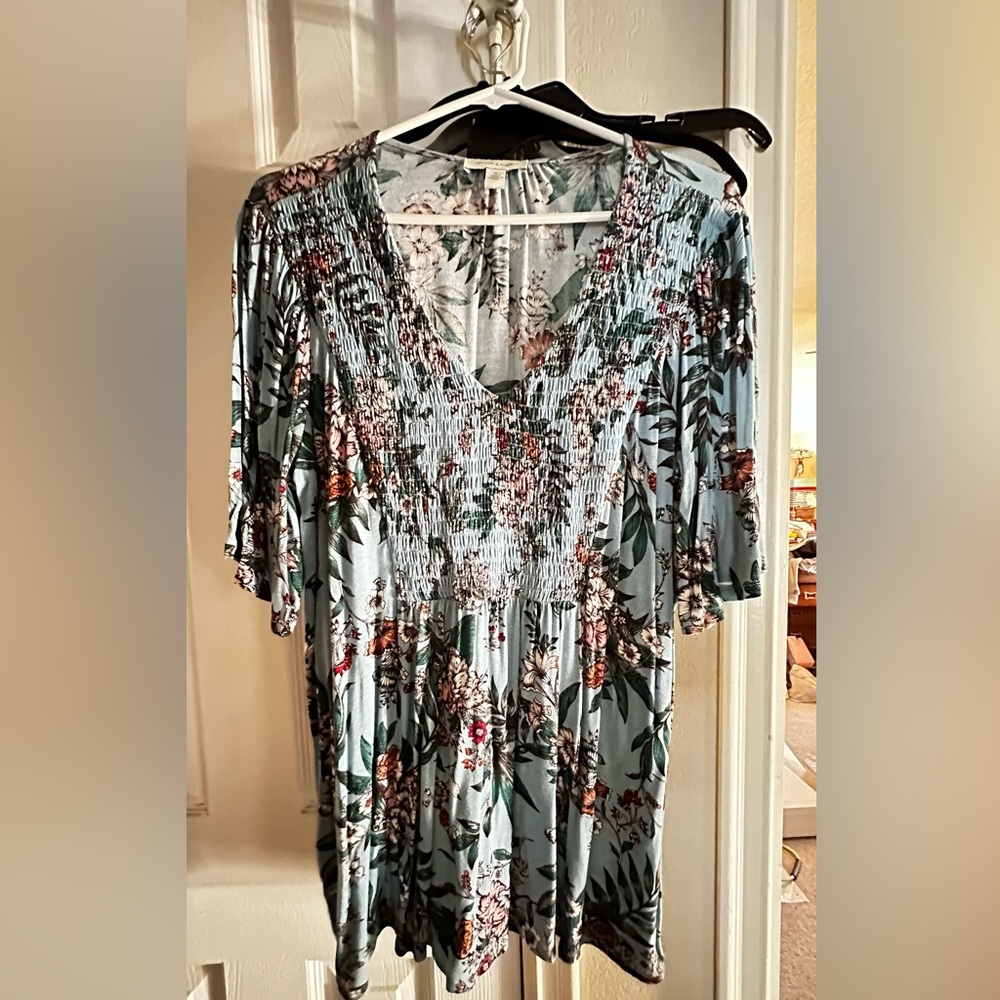 Vintage America 1XL blue floral blouse with elastic detail in the front